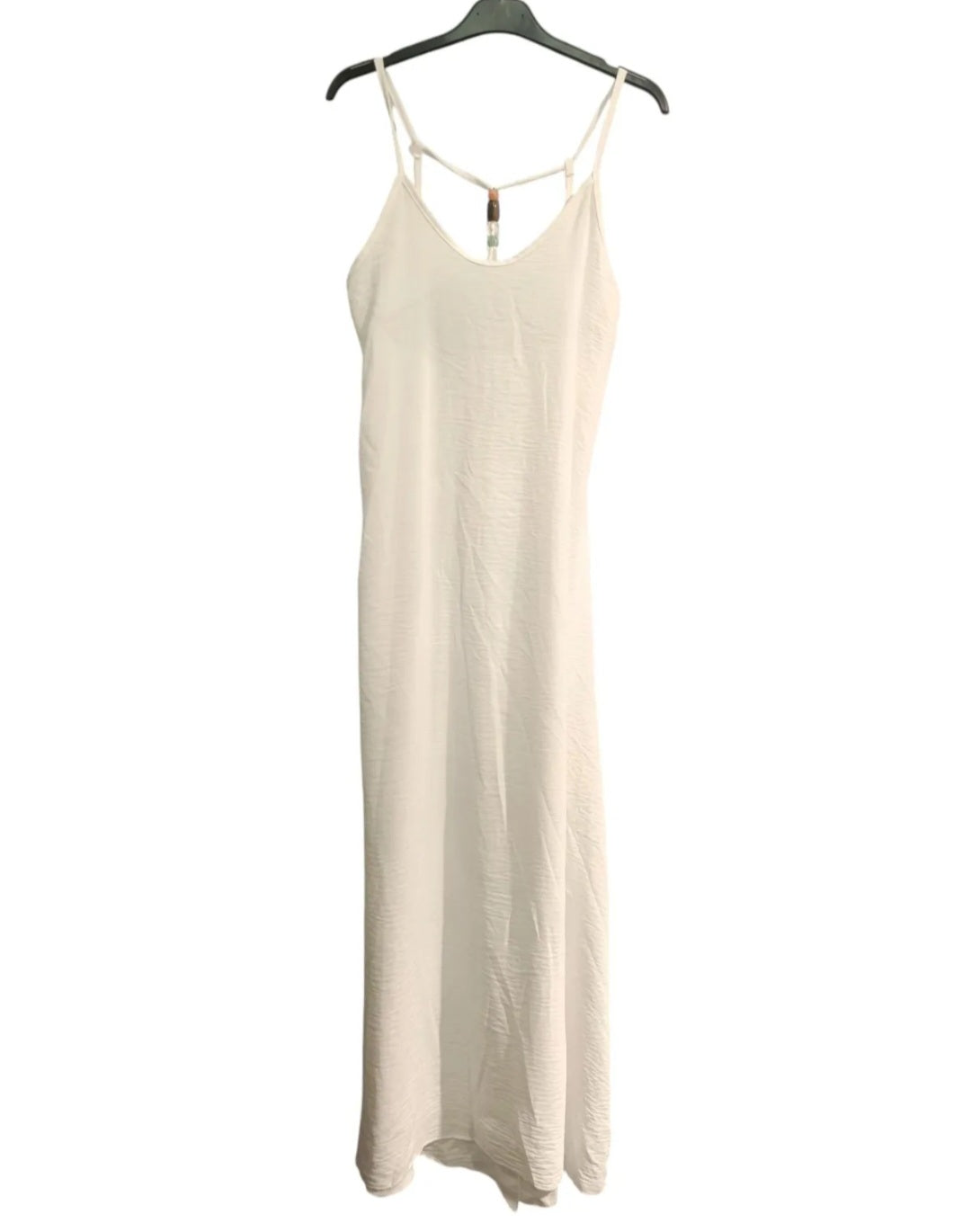 Robe Ella fluide longue, bretelles fines et dos nu perlé de couleur blanche par Ineva  