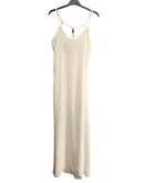 Robe Ella fluide longue, bretelles fines et dos nu perlé de couleur blanche par Ineva  