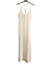 Robe Ella fluide longue, bretelles fines et dos nu perlé de couleur blanche par Ineva  