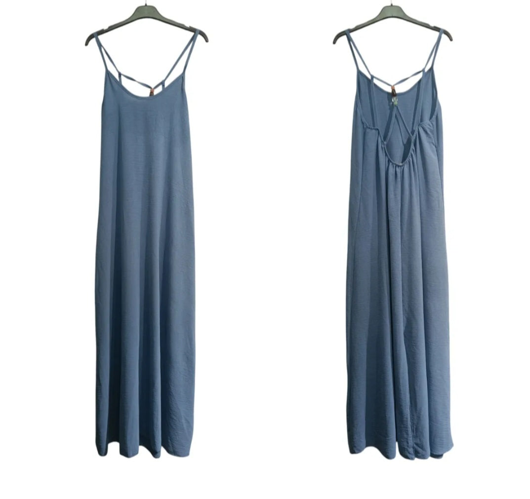 Robe Ella fluide longue, bretelles fines et dos nu perlé couleur bleu jean par Ineva  