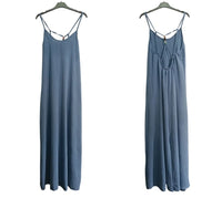 Robe Ella fluide longue, bretelles fines et dos nu perlé couleur bleu jean par Ineva  