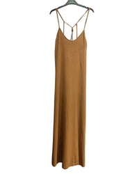 Robe Ella fluide longue, bretelles fines et dos nu perlé couloris camel par Ineva  