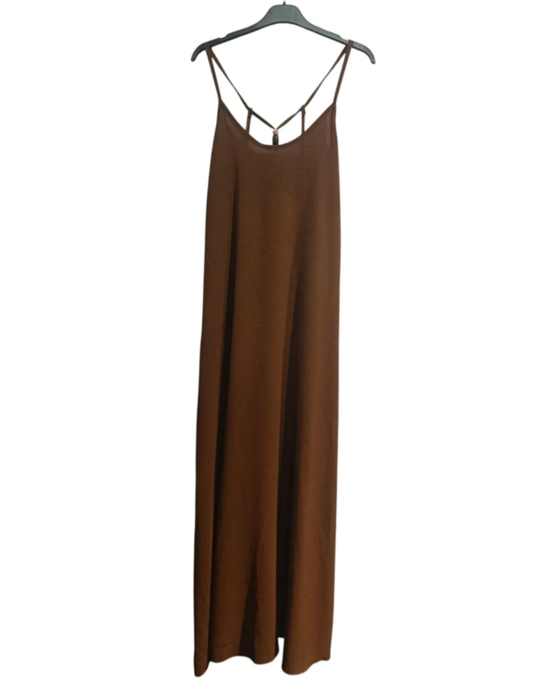 Robe Ella fluide longue, bretelles fines et dos nu perlé couloris chocolat par Ineva  