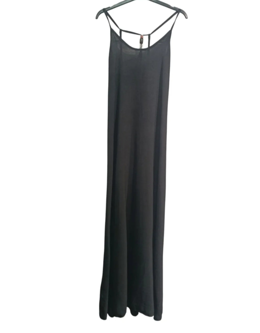 Robe fluide longue Ella, bretelles fines et dos nu perlé couleur noire par Ineva  