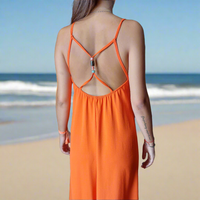 Robe Ella fluide longue, bretelles fines et vu sur son dos nu perlé couleur orange par Ineva  