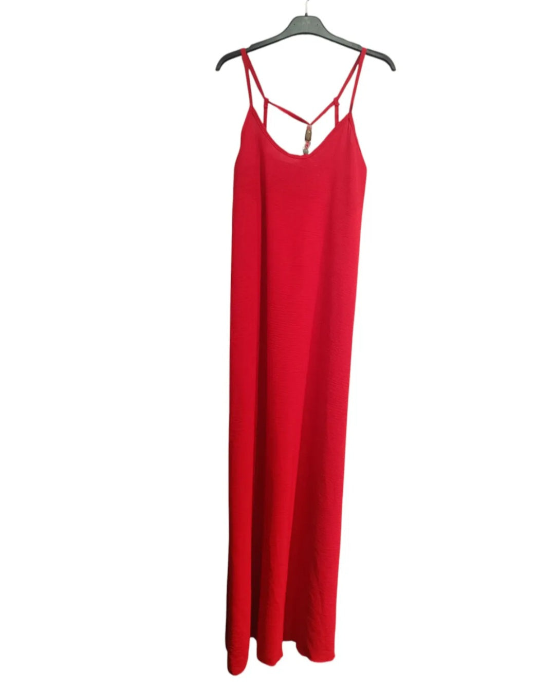 Robe Ella fluide longue, bretelles fines et dos nu perlé couleur rouge par Ineva  