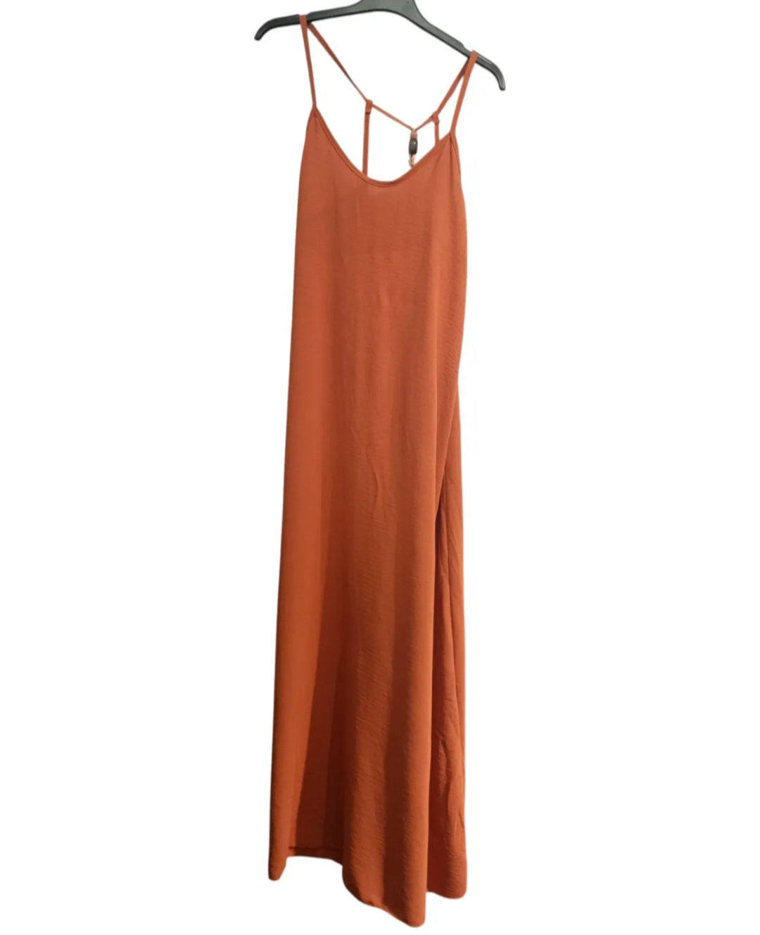Robe Ella fluide longue, bretelles fines et dos nu perlé couleur terracotta tendance été 2025 par Ineva  
