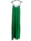 Robe Ella fluide longue, bretelles fines et dos nu perlé couleur vert brezil par Ineva  