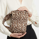 Femme tenant le sac Byblos.l imprimé léopard - forme bourse élégante et anse large confortable
