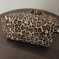 Vue de dessous sac Byblos.l imprimé léopard - finition soignée et simili cuir grainé de qualité
