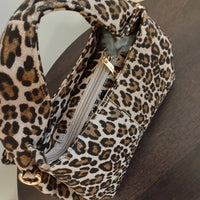 Vue de dessous sac Byblos.l imprimé léopard - finition soignée et simili cuir grainé de qualité
