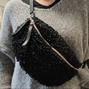 Femme portant le sac banane Niolon noir en sherpa - bandoulière amovible et style cocooning
