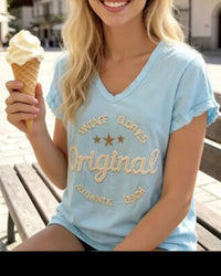 T-shirt col V Manon ciel sérigraphie Original porté — coton taille unique 34-42 — look estival décontracté femme — ineva
