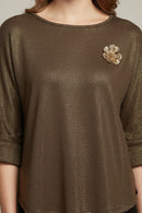 Détail top Atex - maille irisée lumineuse broche bijou feuille dorée élégante