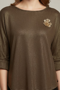 Détail top Atex - maille irisée lumineuse broche bijou feuille dorée élégante