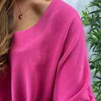 Pull MIREILLE rose col V oversized porté en extérieur, tailles 34-40