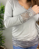 Top femme en jersey viscose élasthane col v et poigné dentelle tout comme le bas qui se pose sur les ances et permet de cacher délicatement le ventre .