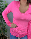 TEE-SHIRT femme POIGNES DENTELLE COL V DENTELLE RALLONGE MANCHE LONGUE FUSHIA FLUO sur carry le rouet
